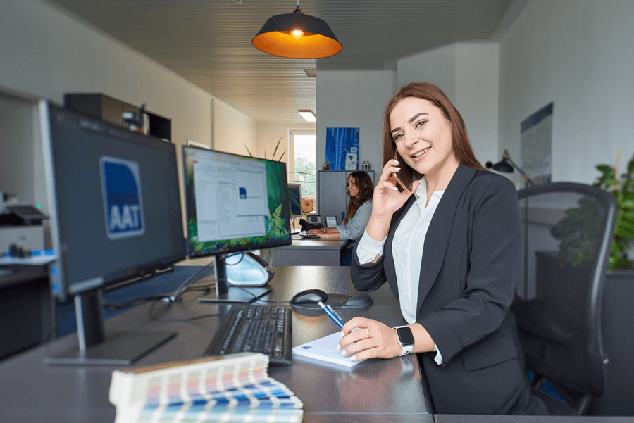 Das Bild zeigt eine Gruppe Auszubildender und Studierender sowie ihre Ausbilder bei einer gemeinsamen Mittagspause. Bei einer gemeinsamen Runde Tischkicker, haben alle viel Spaß.