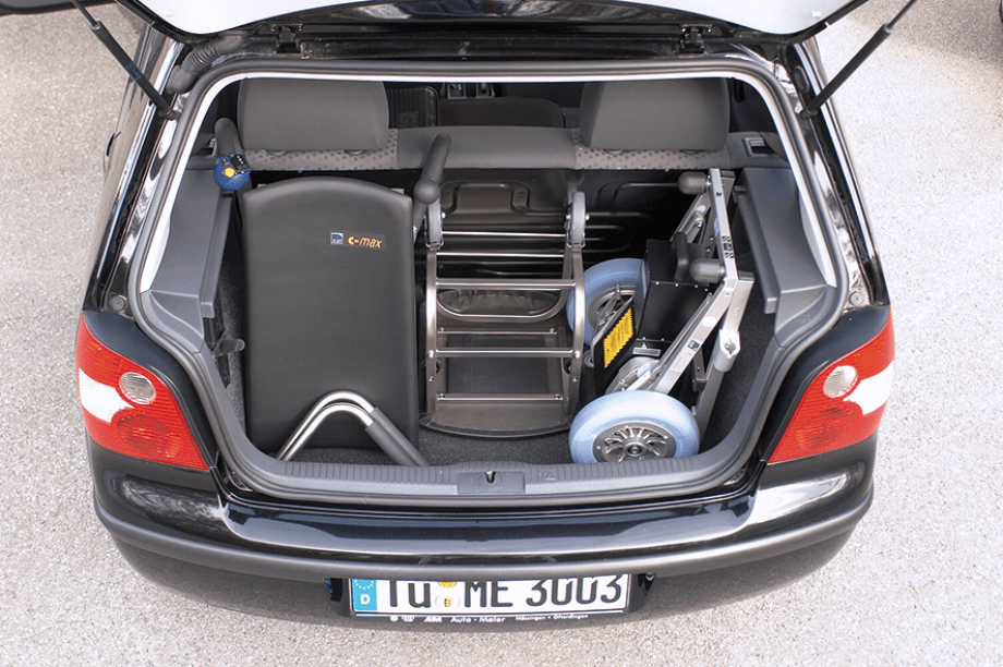 Das Bild zeigt den geöffneten Kofferraum eines kleineren PKW. In diesem wurde die Treppensteighilfe c-max für den Transport abgelegt. Hierfür wurde der Treppensteiger in vier Hauptkomponenten zerlegt, welche leicht zu tragen sind.