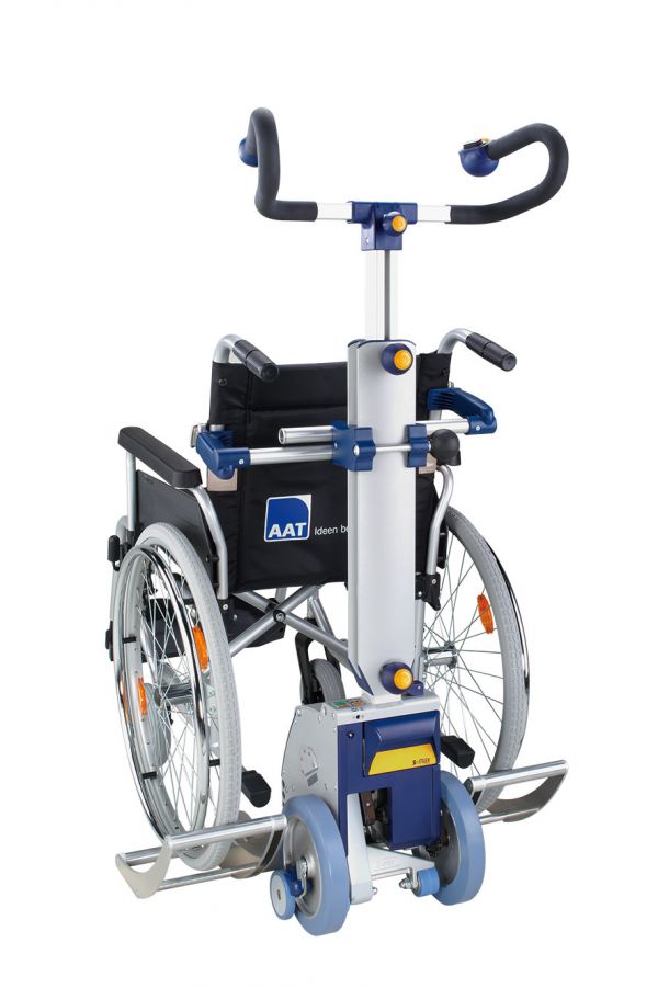Das Bild zeigt die freigestellte Antriebs- und Griffeinheit des Treppensteiger s-max inklusive der Universalaufnahme SDM7 auf weißem Hintergrund. Sichtbar ist die graue Antriebseinheit mit Laufrädern und Sicherheitsbremsen, sowie die Griffeinheit mit Bedienteil. Über die Aufnahmeschuhe der Universalaufnahme wurde ein Rollstuhl am Treppensteiger befestigt.